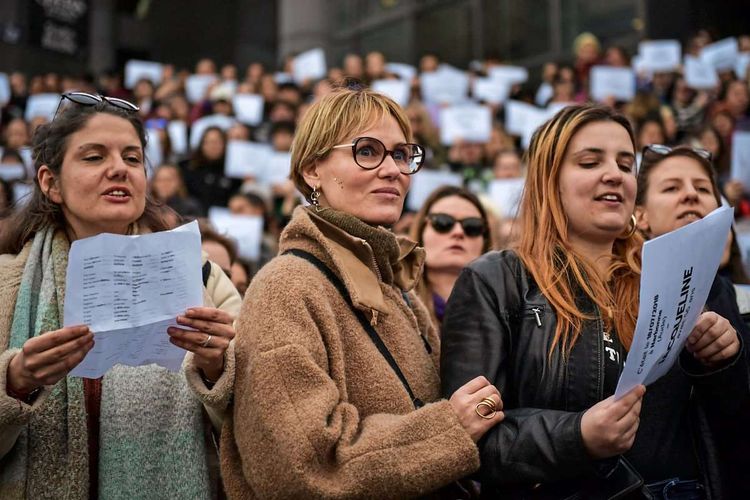 Judith Godrèche bei einer Demonstration