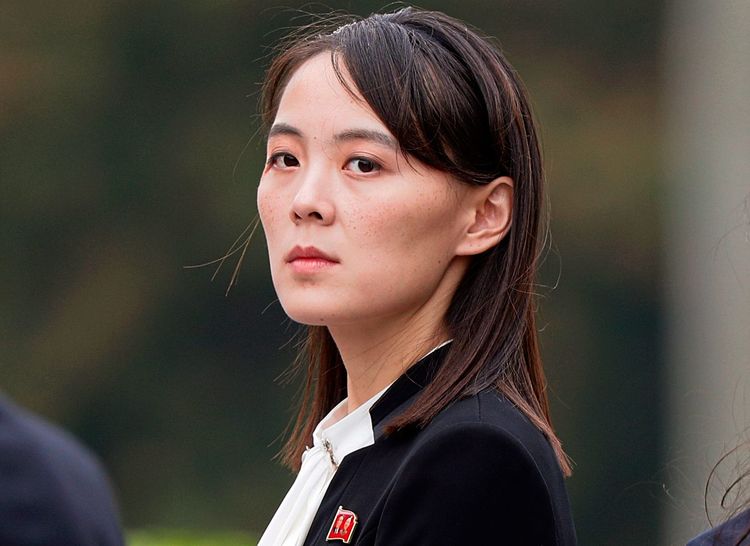 Porträt von Kim Yo-jong in schwarz-weißer Kleidung mit rotem Pin