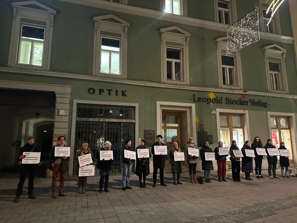 Mahnwache-von-Kunst-und-Kulturschaffenden-vor-rechtsextremem-Stocker-Verlag-in-Graz
