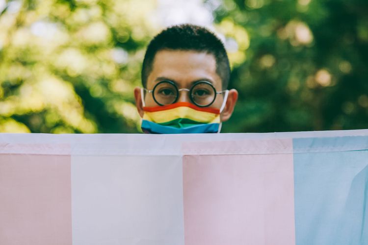 Person mit Transgender Flagge