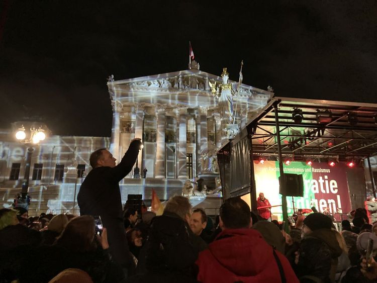 SPÖ-Chef Andreas Babler auf der Demonstration