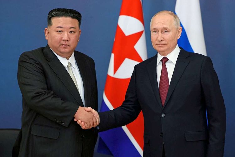 Kim und Putin schütteln einander die Hände