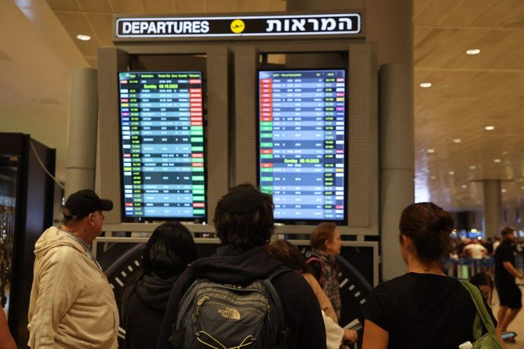 Am Flughafen Ben Gurion in Tel Aviv warten Menschen auf Evakuierungsflüge aus Israel.