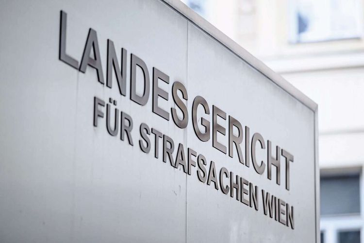 Schild vom Landesgericht für Strafsachen Wien. 