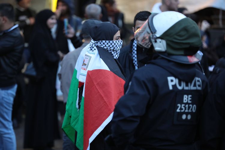 Verbotene Pro-Palästina-Demo in Berlin auf der Sonnenallee Ecke Reuterstraße im Bezirk Neukölln.