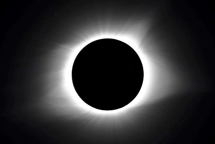 Totale Sonnenfinsternis in Schwarz-Weiß