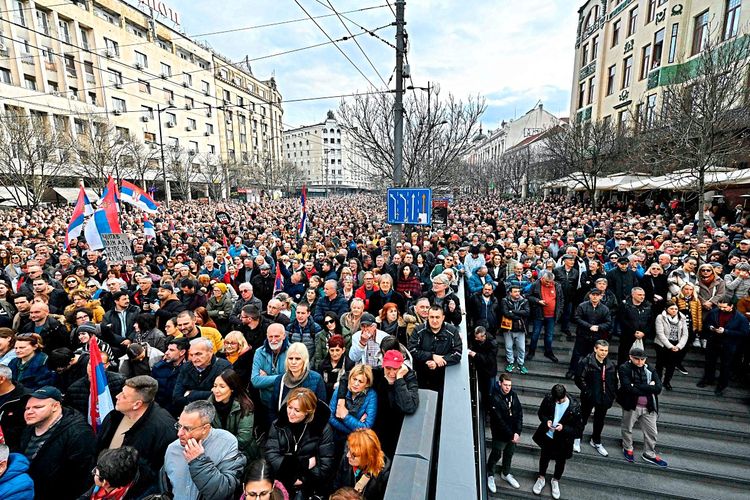Menschenansammlung in Belgrad.