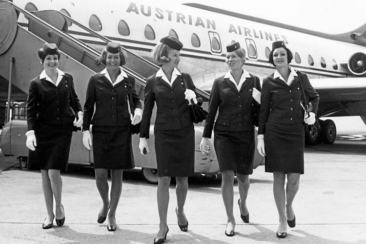 Fünf Flugbegleiterinnen in den frühen 1960er-Jahren vor einem AUA-Flieger
