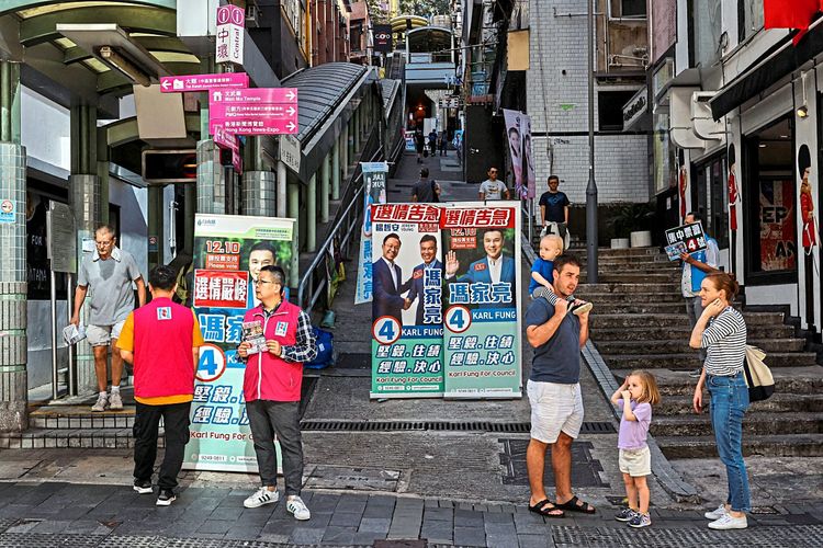 Wahlplakate auf den Straßen von Hongkong