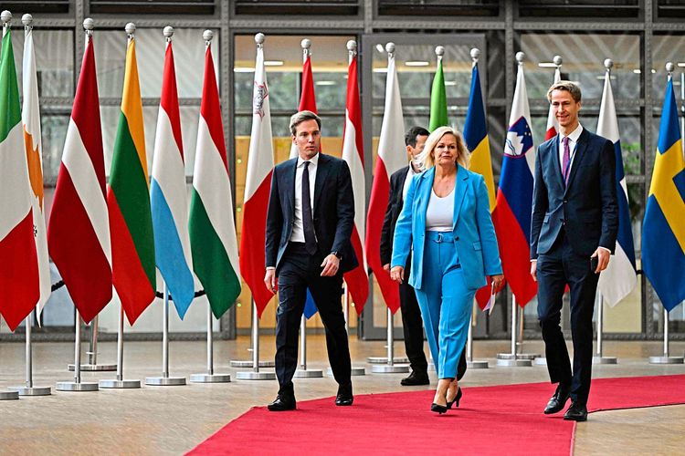 Deutsche Bundesinnenministerin Nancy Faeser vor den Fahnen der EU-Mitgliedstaaten beim EU-Innenministerrat am 28. 9. 2023