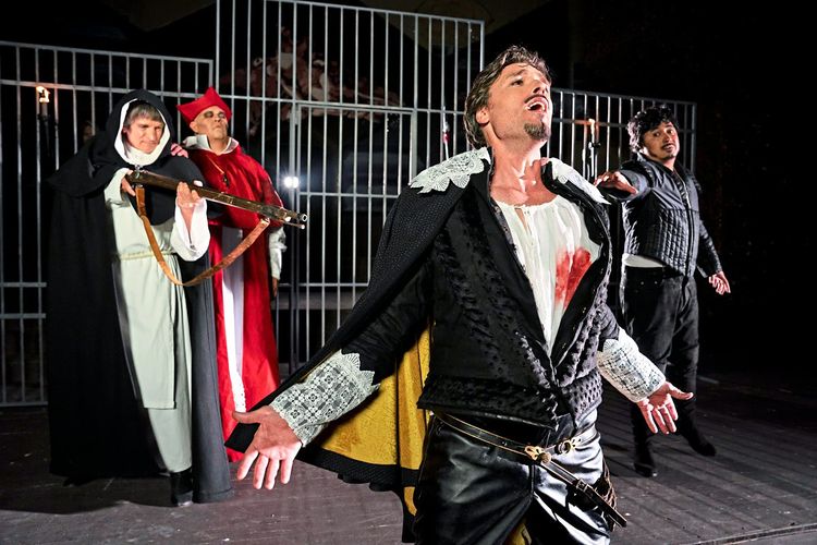Intrigen um Macht und Liebe am spanischen Königshof zur Zeit der Inquisition gehen beim Sommerfestival Oper Klosterneuburg nicht unblutig über die Bühne.