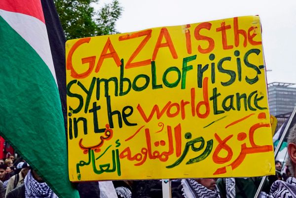 Wo-Gewalt-am-Denken-ist-bilden-Gekr-nkte-eine-Trutzburg