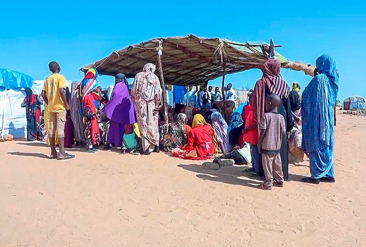 Sudanesische Flüchtlinge warten vor einem Feldspital.