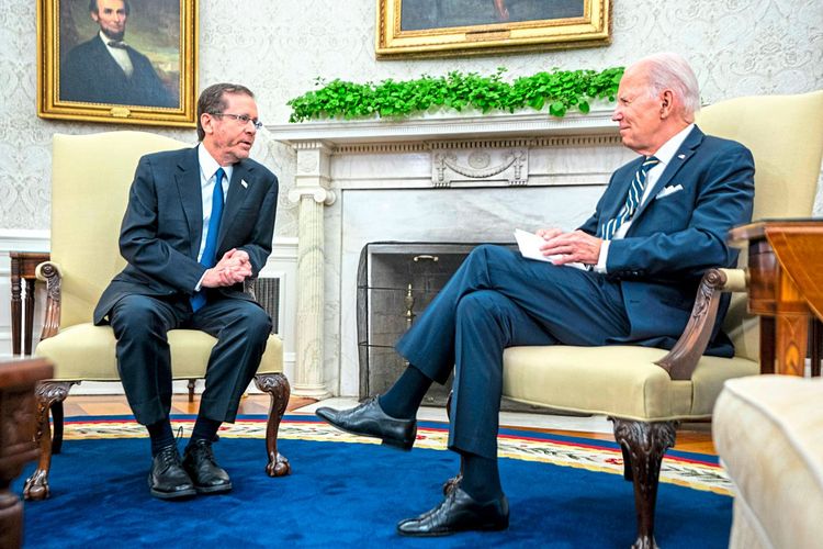 Der israelische Präsident Izchak Herzog und US-Präsident Joe Biden sitzen im Weißen Haus nebeneinander.