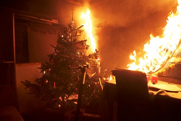 Advent-Advent-die-Wohnung-brennt-So-verringert-man-das-Feuerrisiko