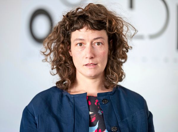 Was-kommt-da-f-r-ein-Teata-Sara-Ostertags-neue-vielsprachige-B-hne