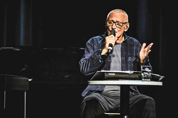 Konstantin-Wecker-kann-nicht-mehr-Klavier-spielen