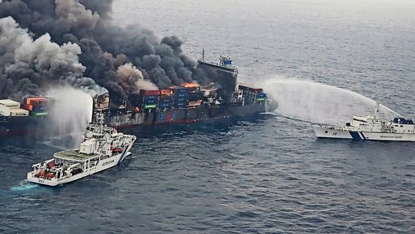 Vor-der-indischen-K-ste-brennt-ein-Containerschiff