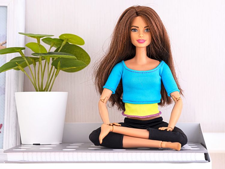 Barbie-Puppe in Yoga-Pose