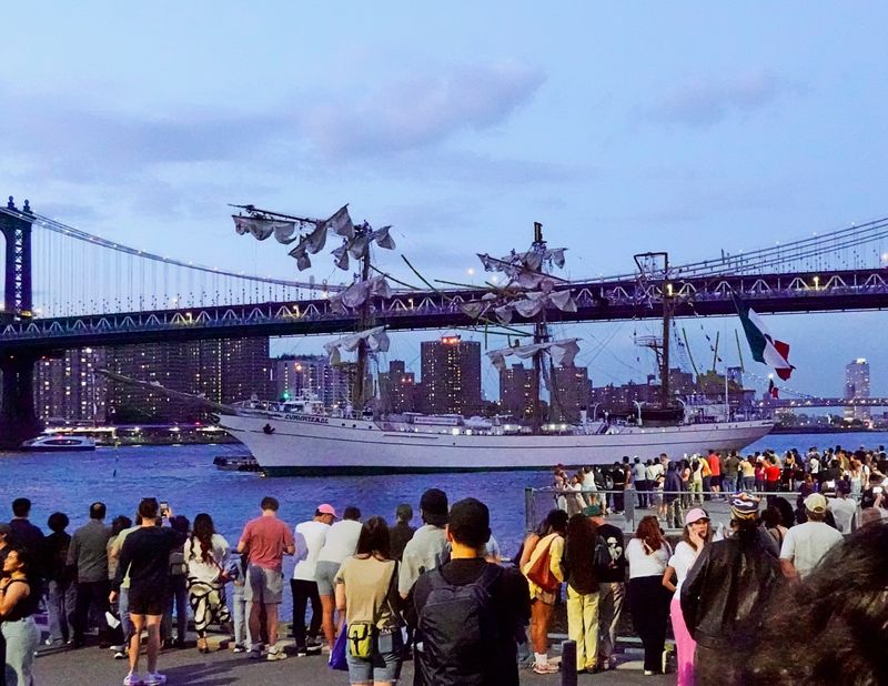 Zwei Tote nach Kollision: Segelschiff rammte Brooklyn Bridge