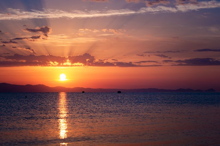 Ein Foto aus Kriopigi, Kassandra, Chalkidiki, Griechenland: Das frühe Aufstehen am Sonntag hat sich für diesen schönen Sonnenaufgang am Strand vom Kassandra Palace Hotel auf jeden Fall gelohnt.