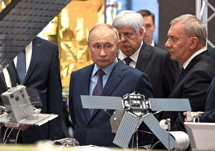 Putin vor Satellitenmodell