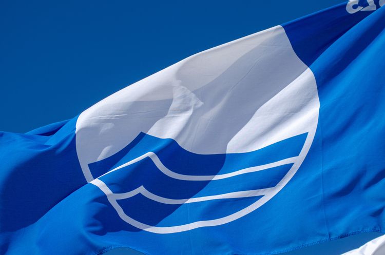 Die blaue Flagge steht für ausgezeichnete Wasserqualität.