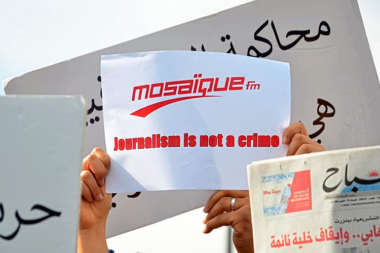 Proteste in Tunesien gegen die Verhaftung des Journalisten Noureddine Boutar.