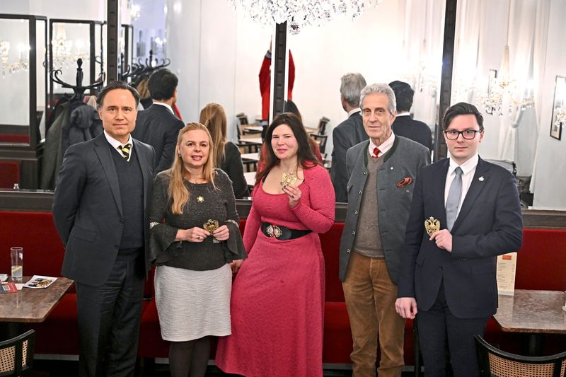 Sie wollen wieder einen Kaiser an der Macht: Zu Besuch bei Österreichs Monarchisten