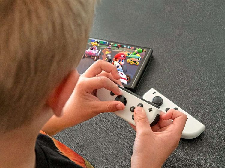 Das Bild zeigt ein Kind, das auf der Nintendo Switch spielt