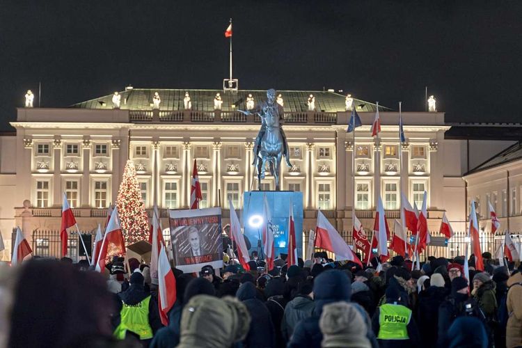 Etwa 100 Menschen demonstrieren vor dem Präsidentenpalast in Warschau.
