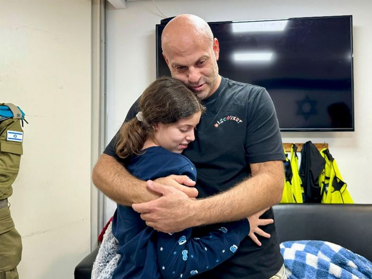 Die 13-jährige Hila Rotem Shoshani wird nach ihrer Freilassung von ihrem Onkel geherzt.