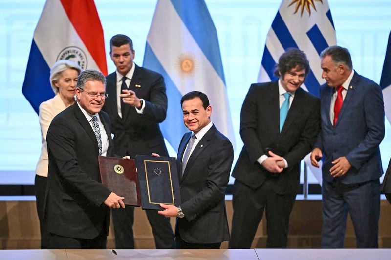 Vertreter von EU und Mercosur-Staaten unterzeichnen Handelsabkommen