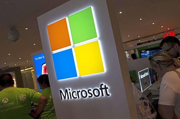 Das Bild zeigt ein Microsoft-Logo auf einem Messestand