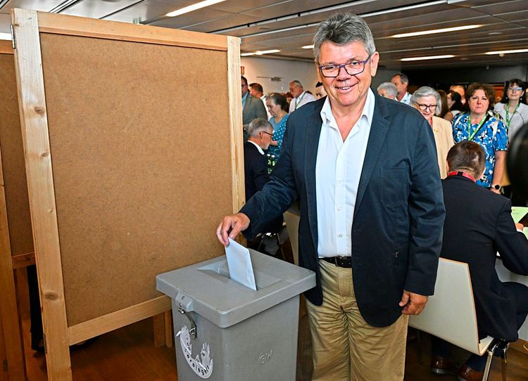 Wolfgang Katzian gibt Stimme bei Wahl des Vorsitzes des Österreichischen Gewerkschaftsbundes ab