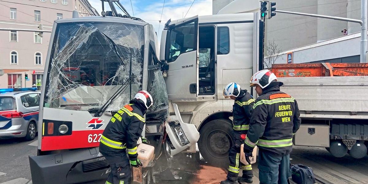 Vier Verletzte nach Zusammenstoß von Lkw mit Straßenbahn in Wien