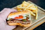 "Veggie-Burger" darf weiterhin gegessen werden Nicht erlaubt sind Bezeichnungen, die sich auf Tier- bzw. Fleischarten und Teilstücke beziehen, wie "Seitan-Steak" oder "Tofu-Kotelett"