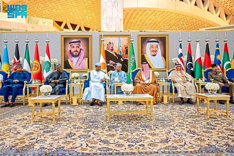 Zahlreiche arabische Führer finden sich in Riad ein, um über den Krieg in Gaza zu diskutieren.