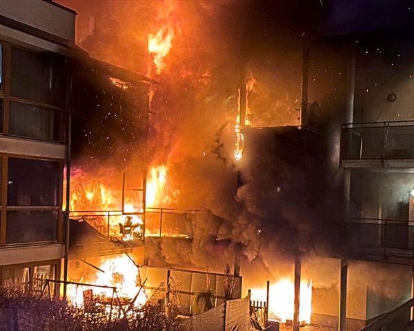 Brand-in-Tiroler-Wohnanlage-offenbar-durch-Feuerwerksbatterien-ausgel-st