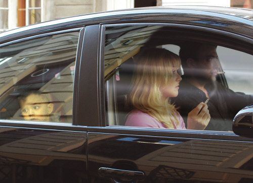 Rauchen im Auto: Kinder nehmen auch bei offenem Fenster Schaden