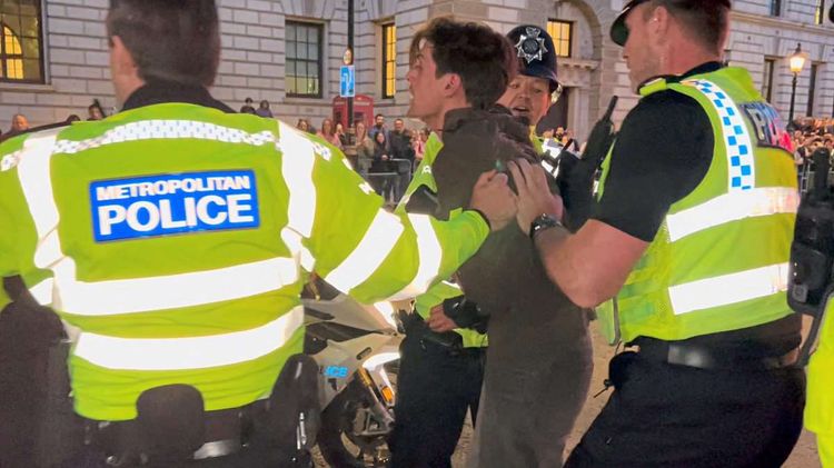 London Metropolitan Police-Beamte nehmen einen Mann fest.