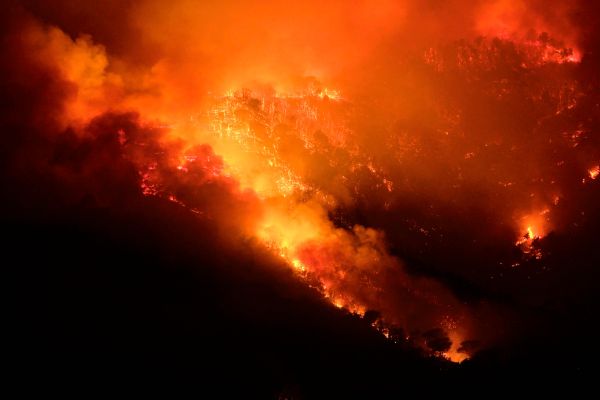 Gro-brand-w-tet-an-H-ngen-des-Vesuvs-bei-Neapel