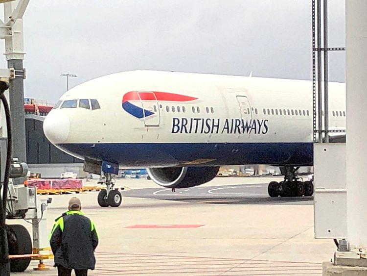 Fünf Stunden Verzögerung, 50.000 Pfund Schaden: Eine Flugbegleiterin von British Airways löste versehentlich die Notrutsche aus.