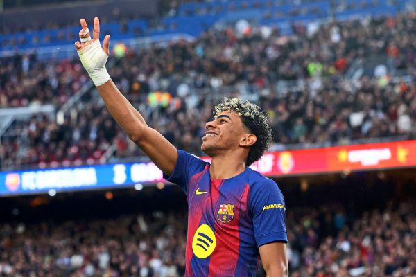 Yamal-Hattrick-beschert-Flick-im-Schlager-ein-perfektes-Jubil-um