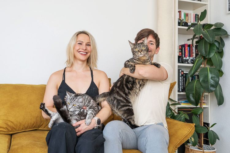 Doris (30), Unternehmensberaterin, und Marcus (37), Marketingassistent - Lola und Cheeky Bobby, Geschwister, zwei Jahre alt, Maine-Coon-Mix mit Europäisch-Kurzhaar-Katze