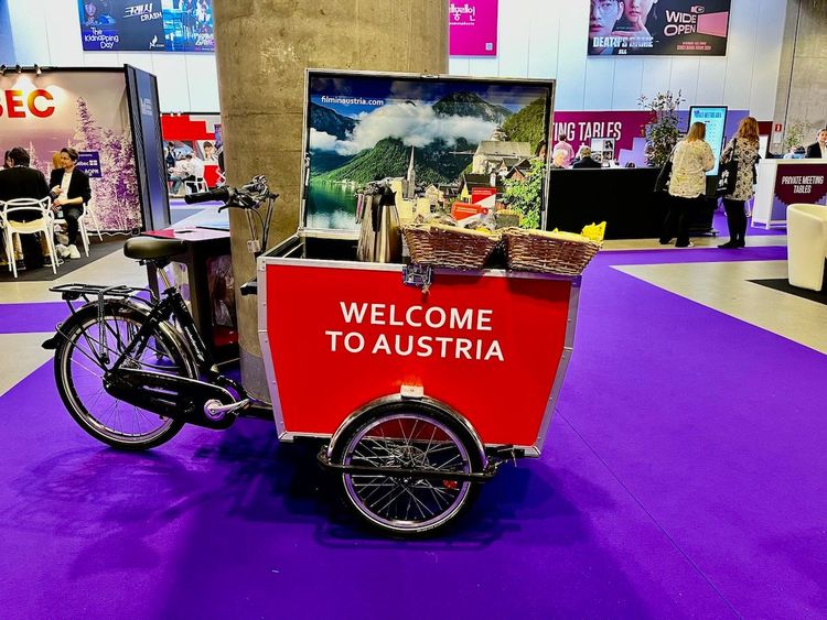 Österreich ist mit einem fahrenden Laden beim Seriesmania-Festival in Lille vertreten. Wer sich über Film- und Standortförderung informieren will, kann so Kontakt aufnehmen.