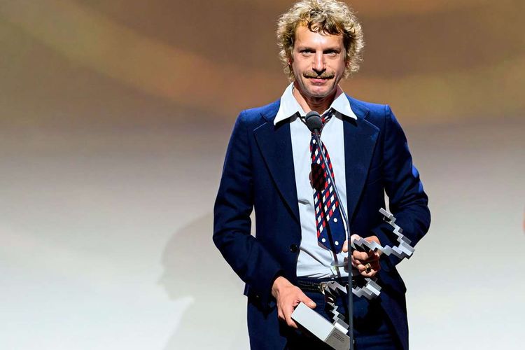 Jürgens mit Trophäe in Hand.