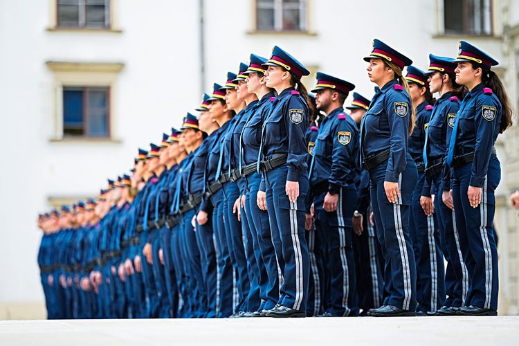 Junge Polizistinnen und Polizisten bei der Ausmusterung in Wien.
