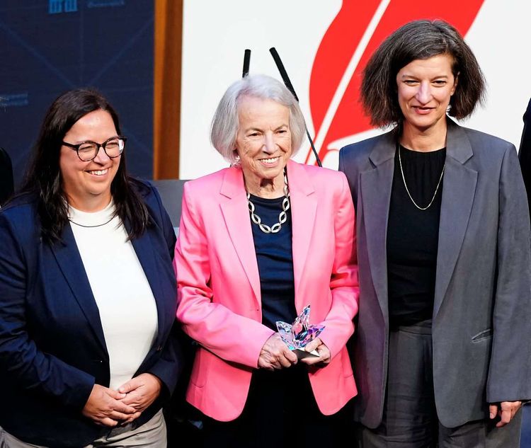 Die Preisträgerinnen Nicole Kampl (Menschenrechte), Anneliese Rohrer (Lebenswerk) und Colette M. Schmidt im Rahmen der Verleihung der Concordia-Preise in Wien.