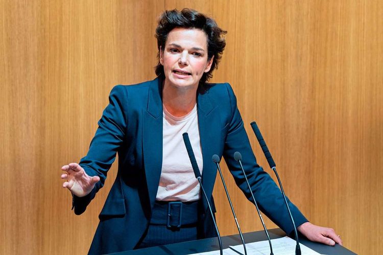 Rendi-Wagner vor Rednerpult im Parlament.